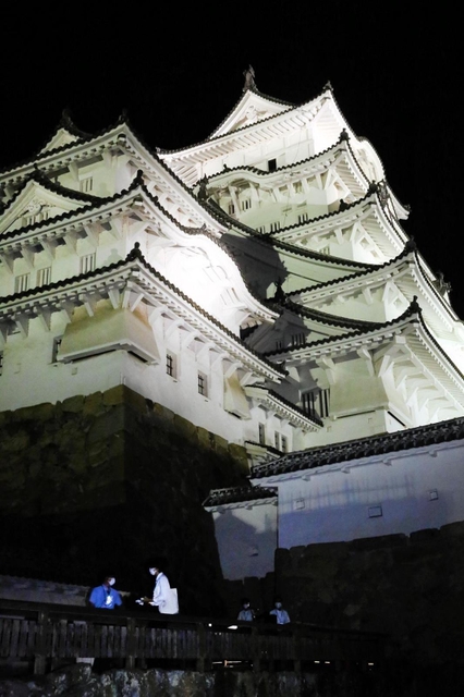 ライトアップされた大天守を間近で見られるのも貴重な体験＝姫路市本町（撮影・大山伸一郎）