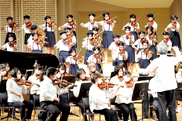 姫路交響楽団と共演して、ハーモニーを奏でる子どもたち＝姫路市辻井９、パルナソスホール