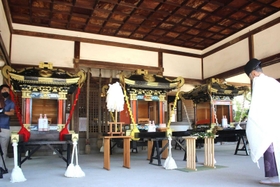 拝殿で行われた神事＝姫路市白浜町、松原八幡神社