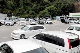 混雑する駐車場。駐車を諦める運転手も多い＝姫路サービスエリア