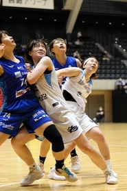激しいポジション争いを繰り広げる白崎（右）と樋口（右から３人目）＝群馬県高崎市下和田町４、高崎アリーナ