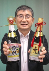 完成した純米大吟醸をＰＲする田中康博社長＝姫路市下寺町