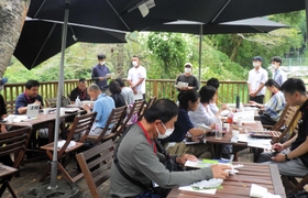 若手農家から話を聞く農園見学ツアーの参加者たち＝姫路市夢前町山之内（兵庫県提供）