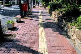 正しいブロックに改修された市役所南側の歩道＝姫路市安田４