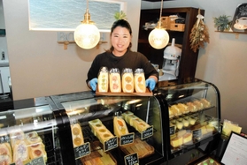 得意のスポンジケーキを生かし、フルーツサンドのお店を開いた吉川千恵さん＝姫路市網干区田井