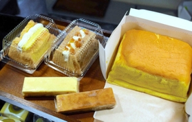 台湾カステラ（右）やチーズバー（手前）、シフォンサンドも人気＝姫路市網干区田井