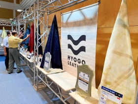 エルヴェ化成など、工夫を凝らした入賞革が並ぶ会場＝イーグレひめじ