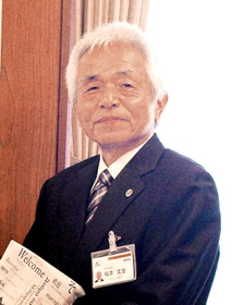 海外協力隊員としてボツワナに赴任する福本丈登さん＝姫路市役所