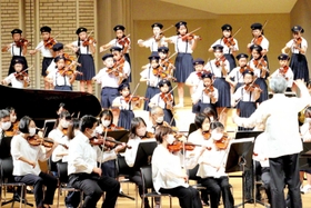 姫路交響楽団と共演して、ハーモニーを奏でる子どもたち＝姫路市辻井９、パルナソスホール