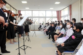 入講式に参加した１年生たち＝姫路市神子岡前３、面白山児童センター