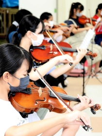 真剣な表情でレッスンに励む子どもたち＝姫路市神子岡前３、面白山児童センター