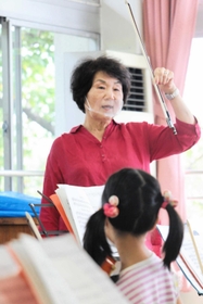 ５０年以上にわたって講師を務める藤井たみ子さん＝姫路市神子岡前３、面白山児童センター