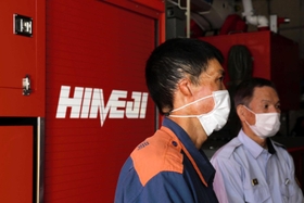 事故を振り返る西川英明さん。右耳を失った＝姫路市飾磨区中島、飾磨消防署（撮影・大山伸一郎）