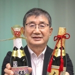 完成した純米大吟醸をＰＲする田中康博社長＝姫路市下寺町
