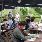 若手農家から話を聞く農園見学ツアーの参加者たち＝姫路市夢前町山之内（兵庫県提供）