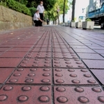 線状のブロックを敷設すべき位置に、点状のブロックが並ぶ市役所北側の歩道＝姫路市安田４