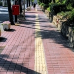 正しいブロックに改修された市役所南側の歩道＝姫路市安田４