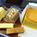 台湾カステラ（右）やチーズバー（手前）、シフォンサンドも人気＝姫路市網干区田井