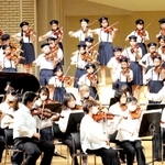 姫路交響楽団と共演して、ハーモニーを奏でる子どもたち＝姫路市辻井９、パルナソスホール
