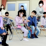 楽器の持ち方を学ぶ基礎練習。木の棒と発泡スチロールを組み合わせた道具をバイオリンに見立てる＝姫路市神子岡前３、面白山児童センター