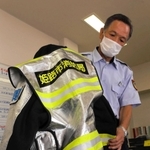 事故後導入した化学薬品に強い防火衣を手にする塚原昌尚さん＝姫路市飾磨区中島、飾磨消防署（撮影・大山伸一郎）