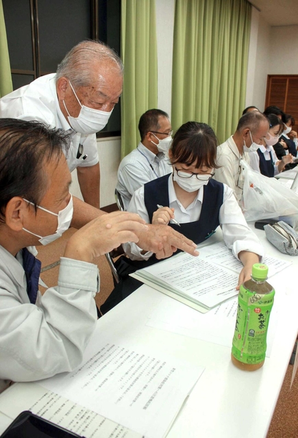 アナウンスのリハーサルで氏子たちからアドバイスを受ける福井梓月さん（中央）＝白浜粟生会館