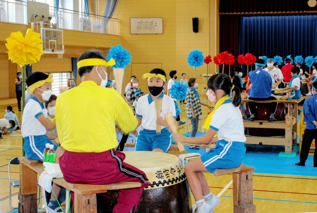 氏子らと太鼓をたたく子どもたち＝白浜小