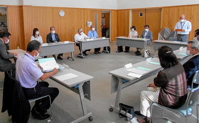 障害者施設の代表らが参加した姫路十字会の助成式＝神河町（提供）