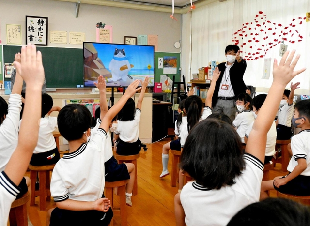 マルのＶチューバーに質問する児童たち＝高岡小学校