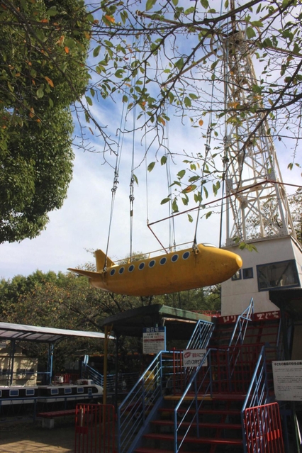 新幹線のそばにある「飛行塔」も、レトロなデザインが残る＝姫路市立動物園