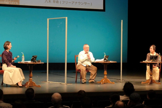 千姫の生涯を語り合う松村邦洋さん（中央）や黒田美江子会長（右）ら＝アクリエひめじ