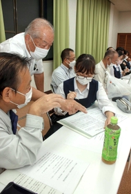 アナウンスのリハーサルで氏子たちからアドバイスを受ける福井梓月さん（中央）＝白浜粟生会館