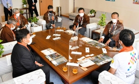 法被姿で「灘のけんか祭り」を斎藤元彦知事（右）にＰＲする八家地区の関係者ら＝神戸市中央区、県庁