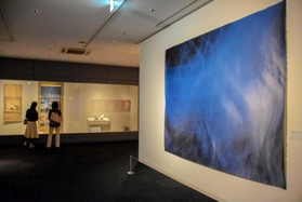 秋岡美帆さんの巨大プリント作品（右）など、２０２１年度に新たに収蔵された作品が並ぶ＝姫路市立美術館