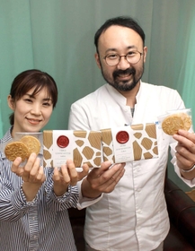 アーモンドバターをイメージした新商品のサブレをＰＲする生田裕也さん（右）＝姫路市下寺町