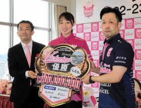 優勝「したら」１億円のボードを掲げる（左から）橋本明社長、荒谷栞主将、安保澄監督＝姫路市内