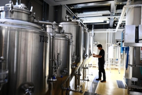 本店敷地内に設けた醸造設備（ハトヤ提供）