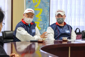 全国大会に向けて意気込みを語る山本一真さん（右）＝姫路市役所