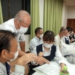 アナウンスのリハーサルで氏子たちからアドバイスを受ける福井梓月さん（中央）＝白浜粟生会館