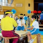 氏子らと太鼓をたたく子どもたち＝白浜小