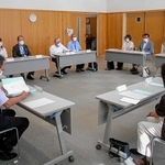 障害者施設の代表らが参加した姫路十字会の助成式＝神河町（提供）