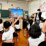 マルのＶチューバーに質問する児童たち＝高岡小学校
