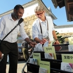 外国語のパンフレットを手にする観光客。外国人の姿が徐々に戻りつつある＝姫路市本町