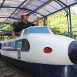 「出発進行！」。新幹線の遊具を操縦する熊谷俊樹さん＝姫路市立動物園