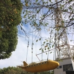 新幹線のそばにある「飛行塔」も、レトロなデザインが残る＝姫路市立動物園