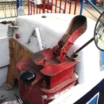 遊具の運転席。手前のハンドルで加速し、ブレーキは足踏み式＝姫路市立動物園