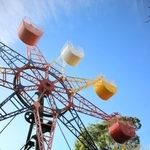 新幹線が走るコースの中にある観覧車。大天守も一望できる＝姫路市立動物園