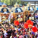 境内で勇壮に練り合わせる（左から）宇佐崎、妻鹿、中村の屋台＝松原八幡神社（撮影・大山伸一郎）