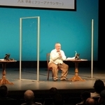 千姫の生涯を語り合う松村邦洋さん（中央）や黒田美江子会長（右）ら＝アクリエひめじ