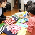 カラフルな巾着袋やかばんを品定めする児童たち＝姫路市広畑区蒲田